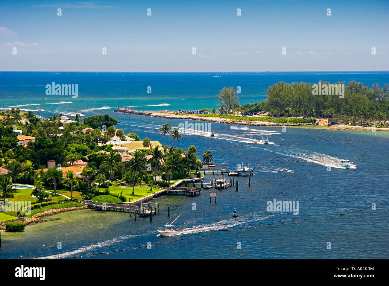 Arbeitsreiches Wochenende Bootsverkehr an Jupiter Inlet Kreuzung der Intercoastal Waterway und Loxahatchee River Jupiter Florida Stockfoto
