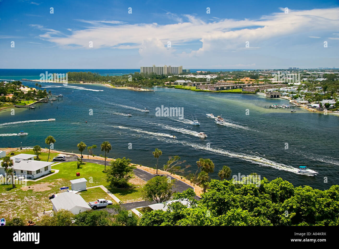 Arbeitsreiches Wochenende Bootsverkehr an Jupiter Inlet Kreuzung der Intercoastal Waterway und Loxahatchee River Jupiter Florida Stockfoto