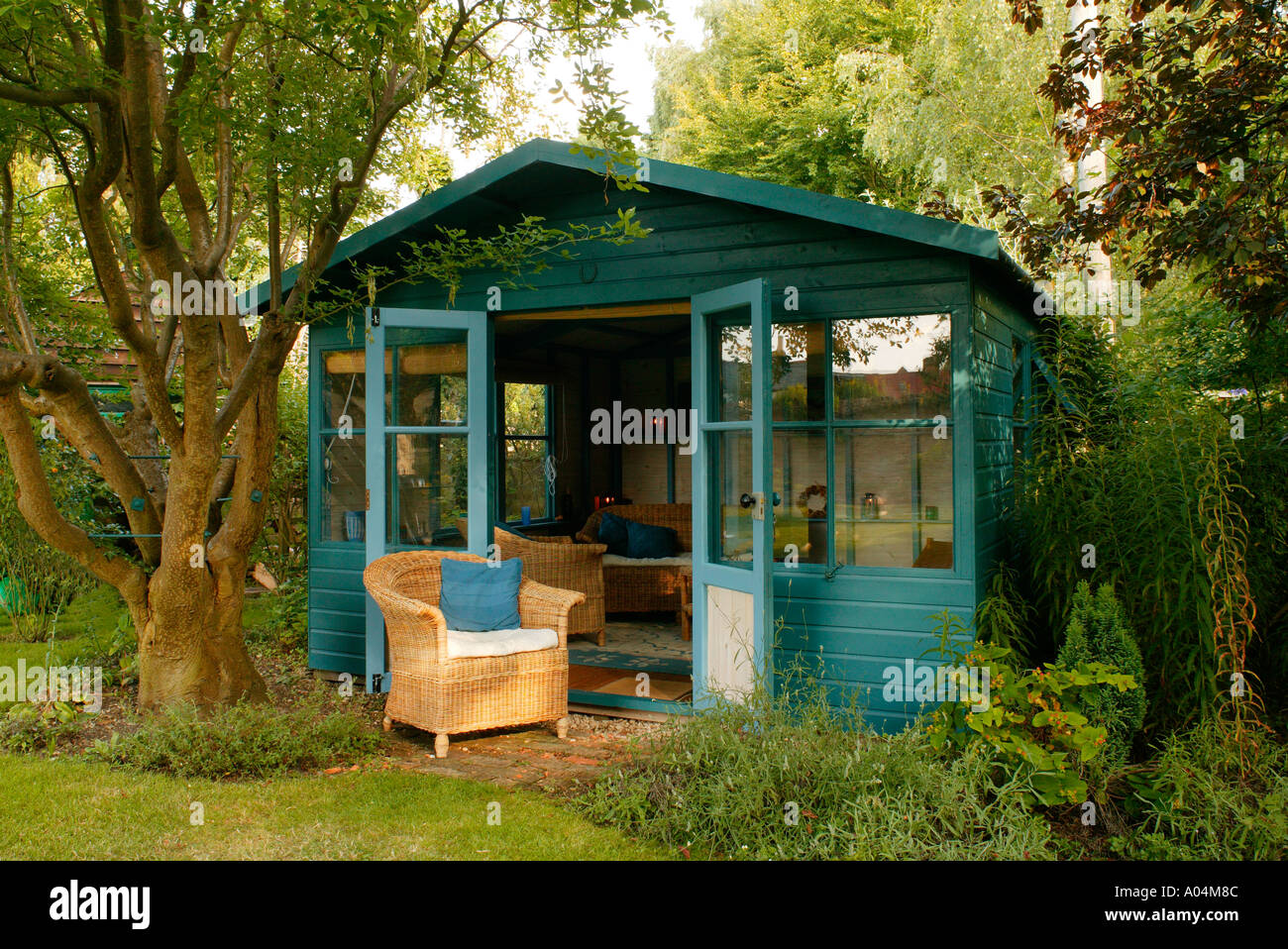 Gartenhaus im englischen Garten, england Stockfotografie Alamy