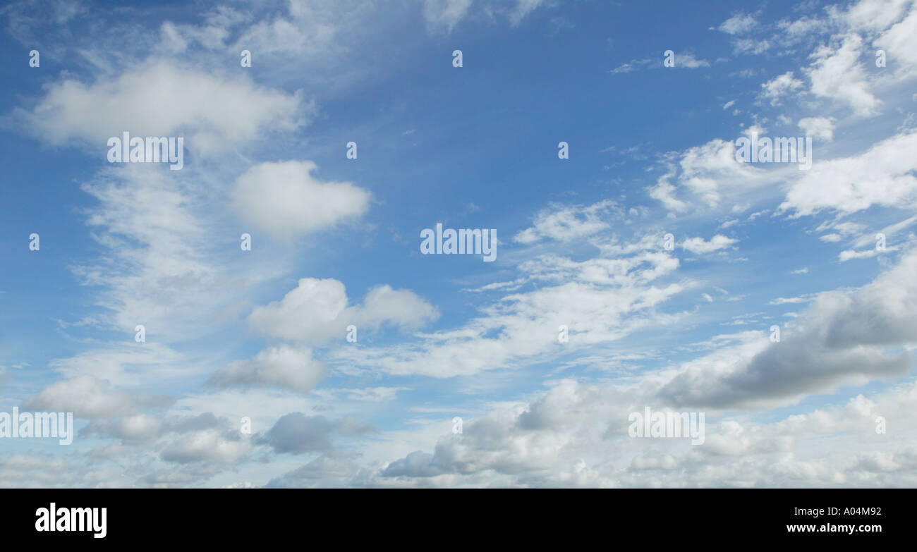 Wolken am blauen Himmel Stockfoto