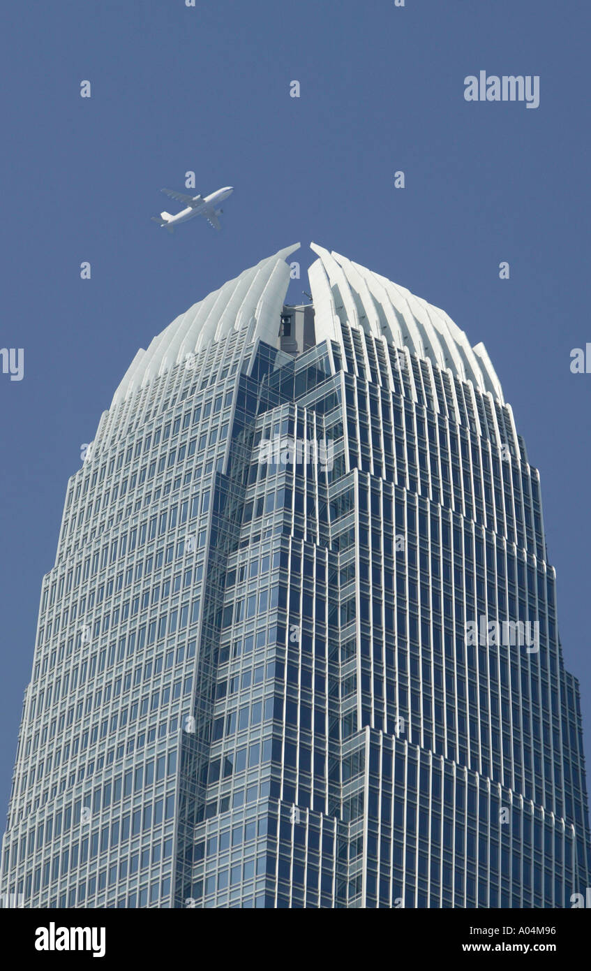 Wolkenkratzer und Flugzeugen in Hong Kong, china Stockfoto