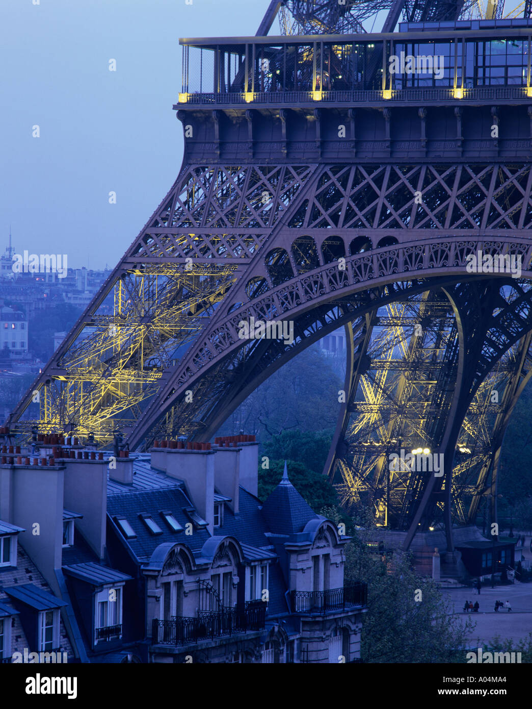 die Basis der Eiffelturm in der Abenddämmerung Paris, Frankreich. Stockfoto