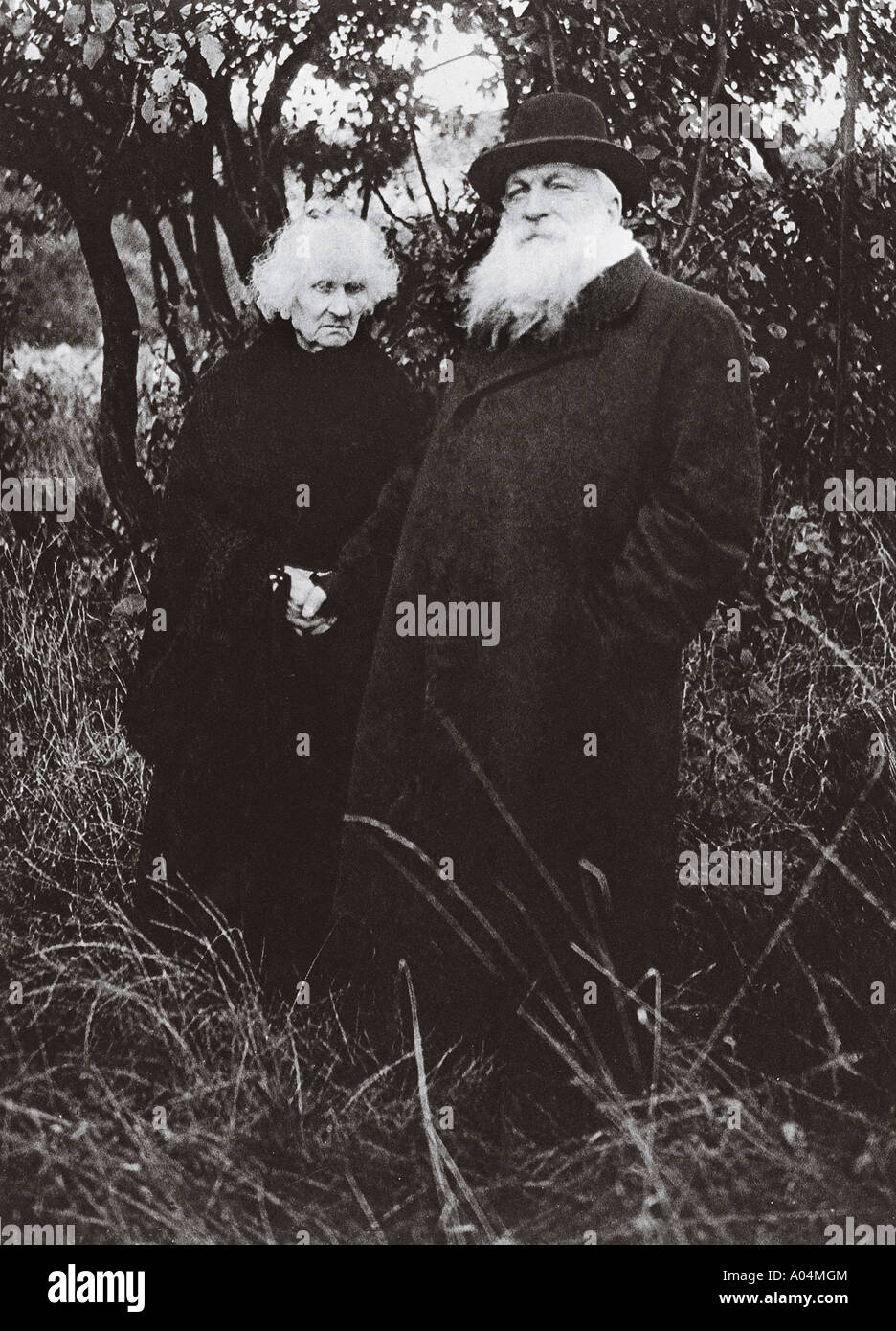 Mit seiner Begleiterin Rose Beuret, im Garten seiner Villa in Meudon, wurde er von seiner Frau und ihrem Weggefährten aus der Zeit von 1840 bis 1917 begleitet. Stockfoto
