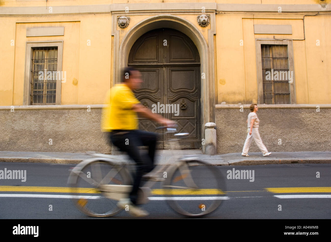 Ein Mann, mit dem Fahrrad auf den Straßen von Italien Stockfoto