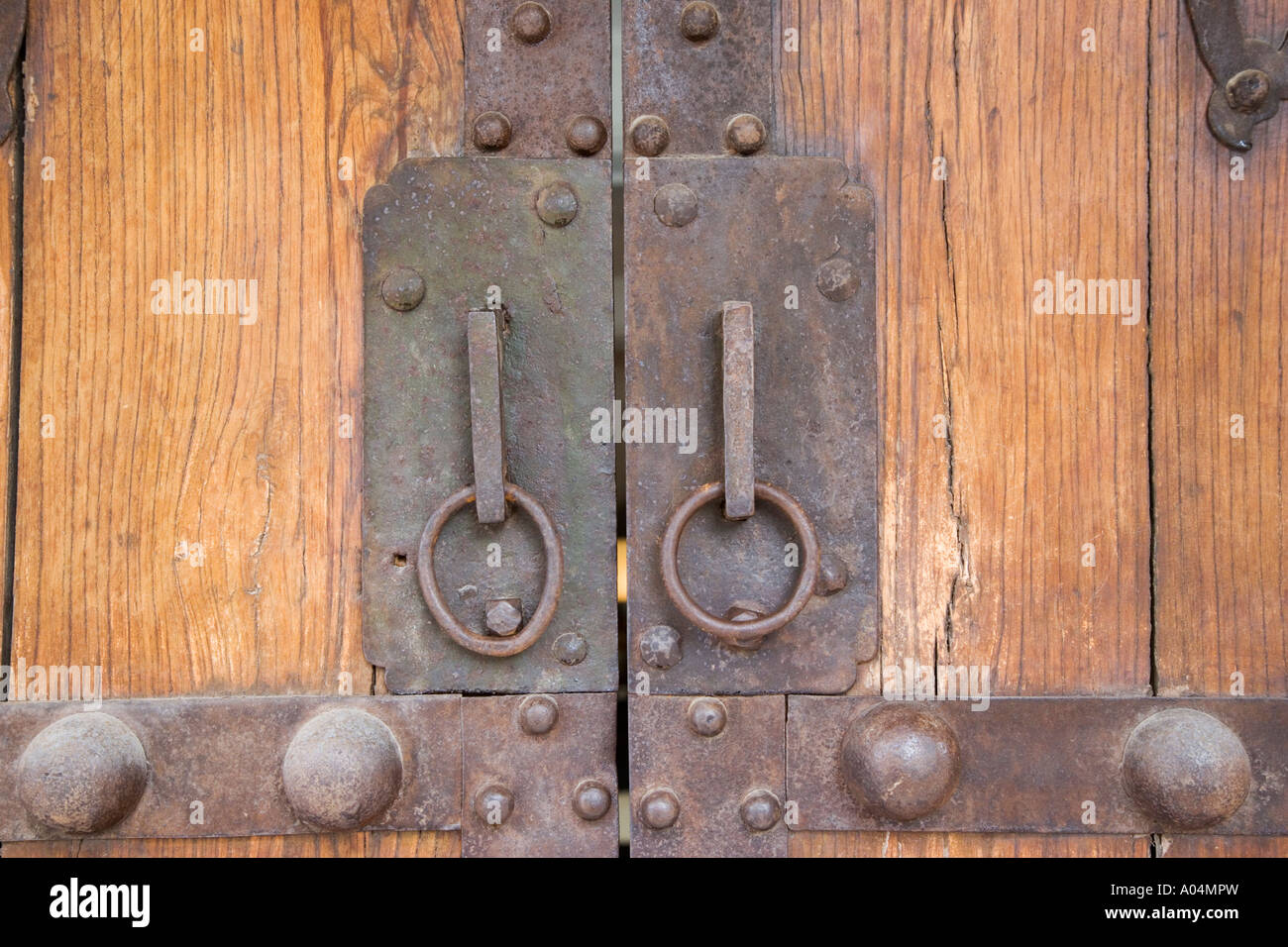Türklopfer am alten spanischen Doppeltüren Stockfoto