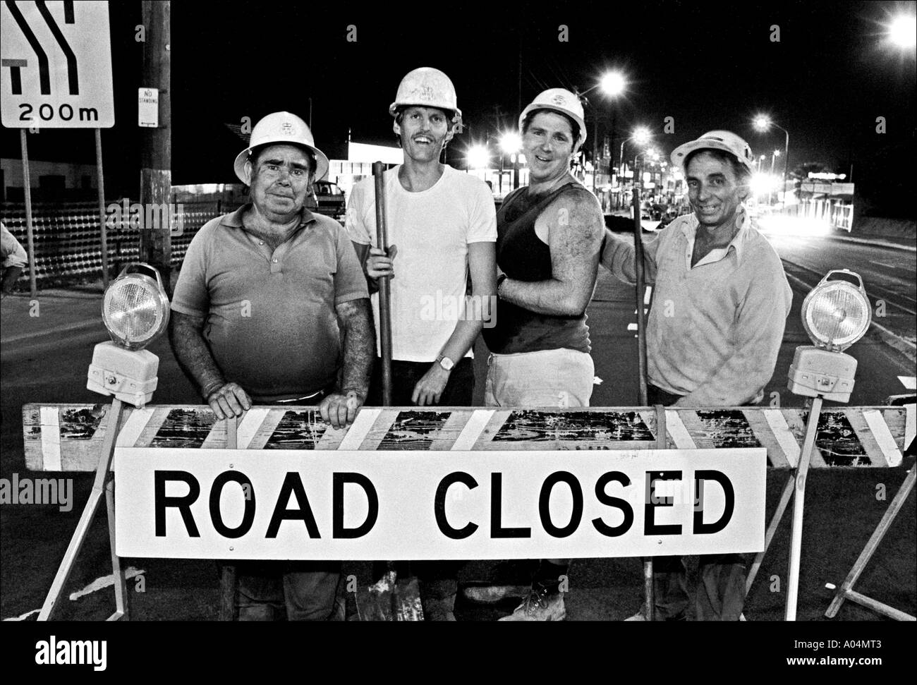 Die Nachtschicht, Straßenarbeiter arbeiten an der Parramatta Road Umgehungsstraße, Sydney 1980 Stockfoto
