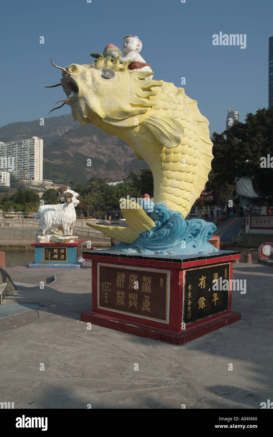 dh Fisch von Wohlstand REPULSE BAY HONG KONG Tin Hau Statue Kind reiten Fisch Glück chinesischen taoistischen Kunst Stockfoto