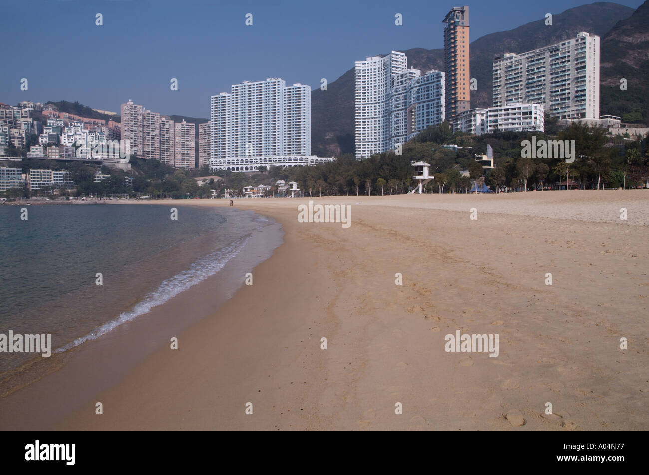 dh Repulse Bay Beach REPULSE BAY HONG KONG hohes Apartmentgebäude mit Blick auf den Strand der Sandinsel und Sand Stockfoto