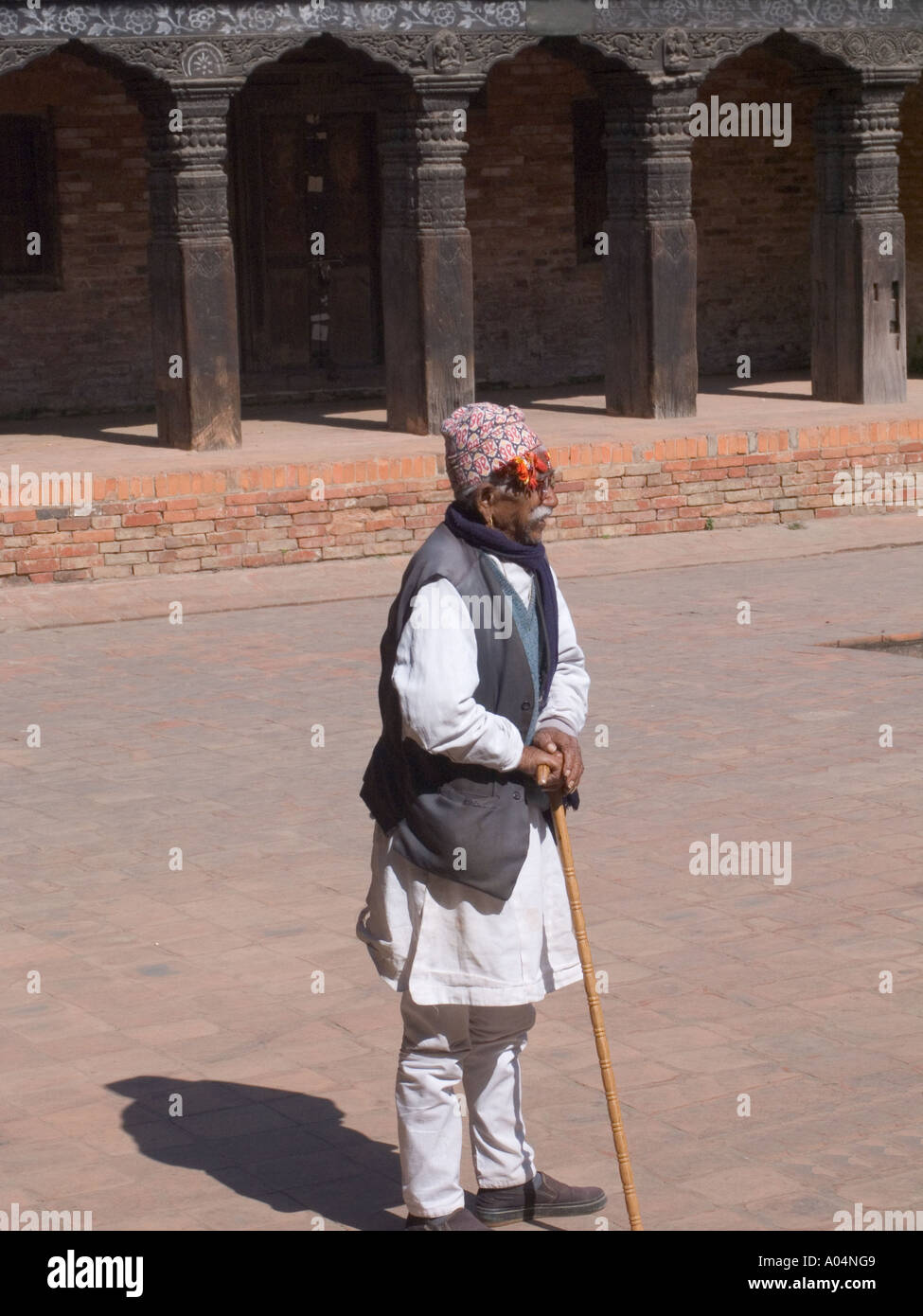 PATAN NEPAL November ein älterer nepalesischen Mann stützte sich auf seinen Stock in Durbar Square Stockfoto