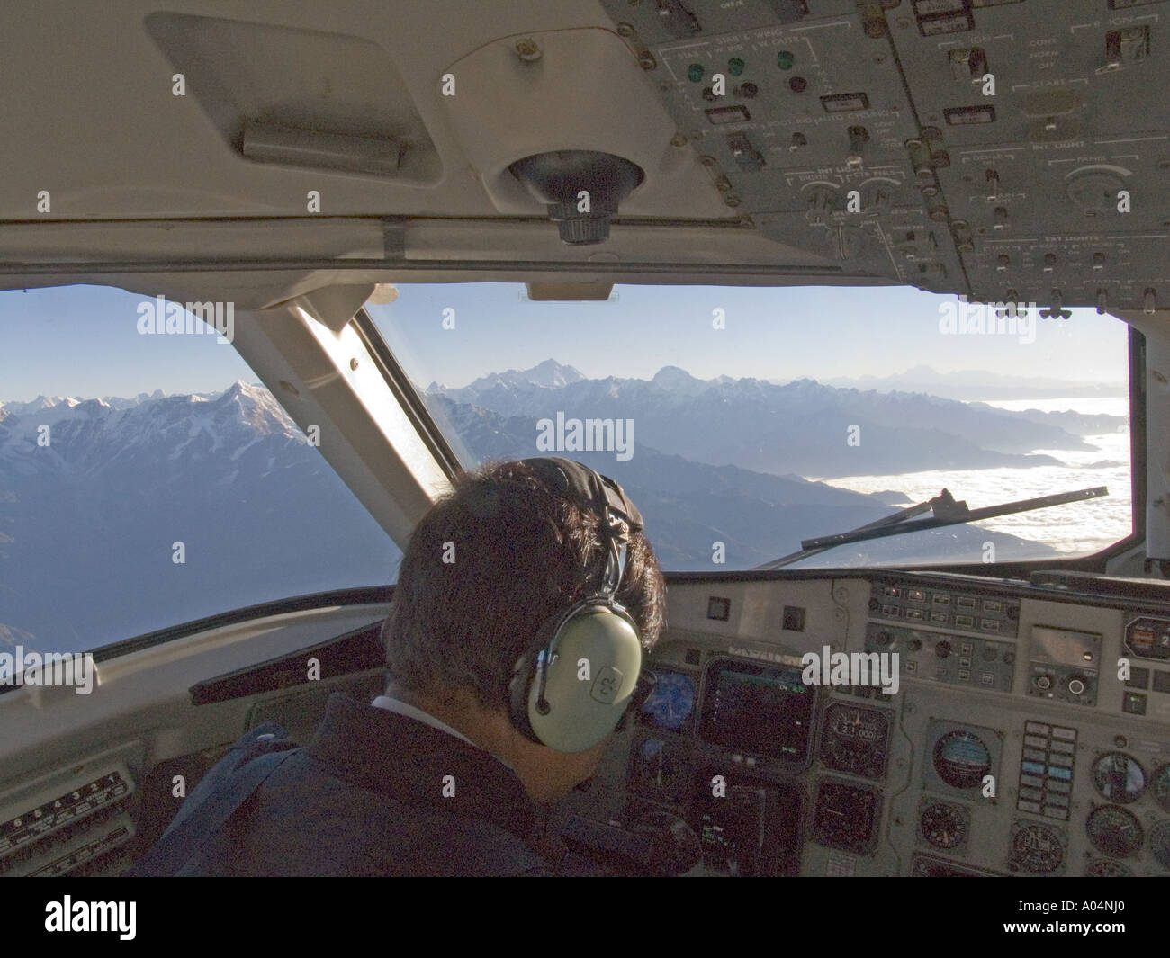 Berge des Himalaya NEPAL November der Pilot von einem Yeti Airlines SAAB 340 b fliegen entlang des Himalaya Stockfoto