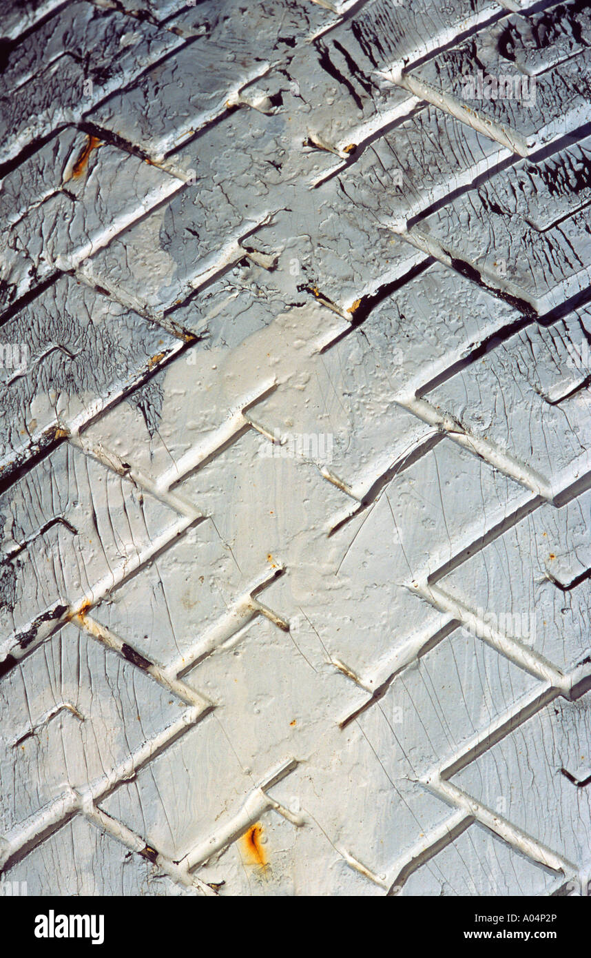 Alten LKW-Reifen-Lauffläche weiß lackiert mit dem Lack knacken und schälen. Stockfoto