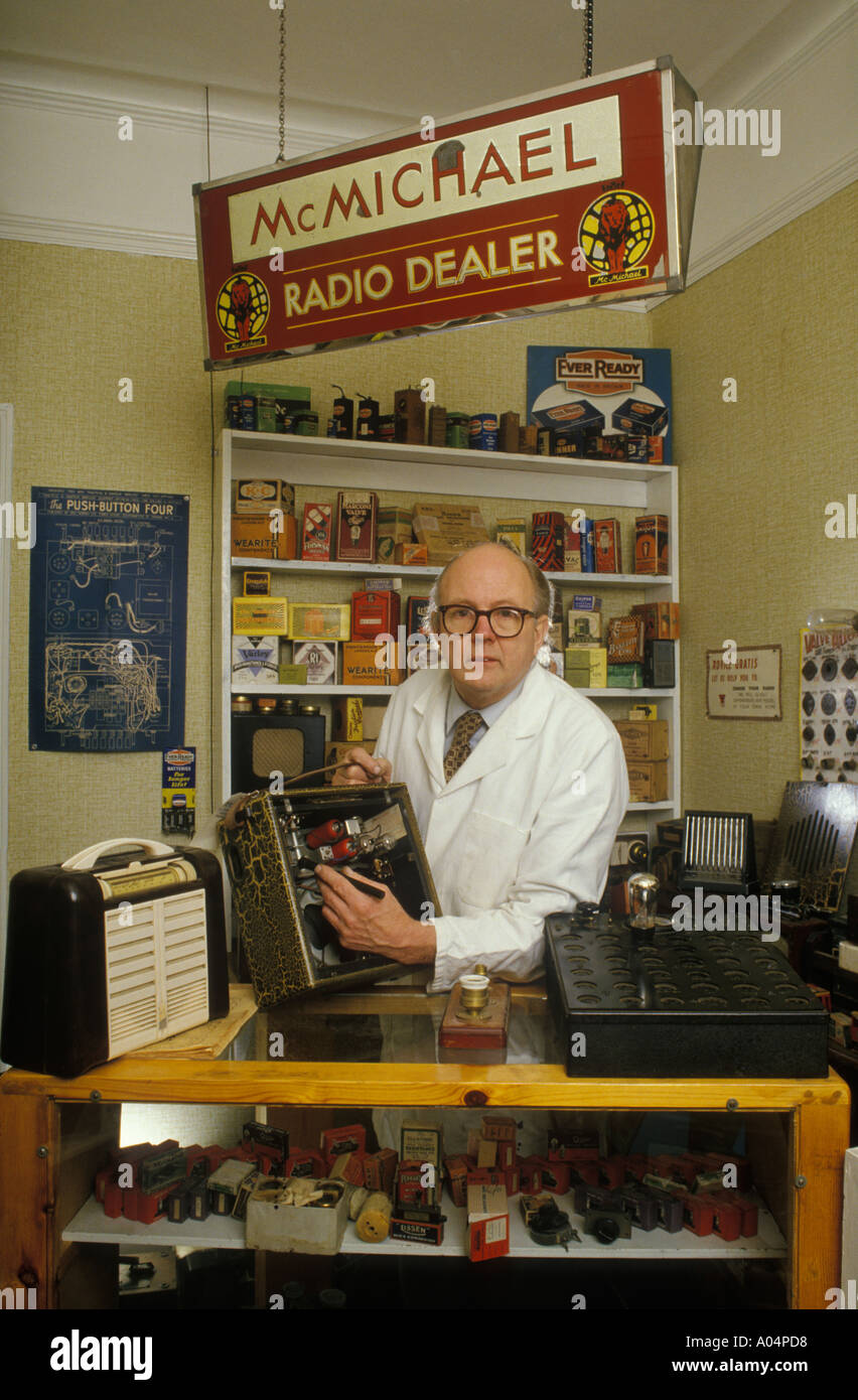 Richard Wells Radiomann in seinem Radio Museum South London England 1990s UK HOMER SYKES Stockfoto