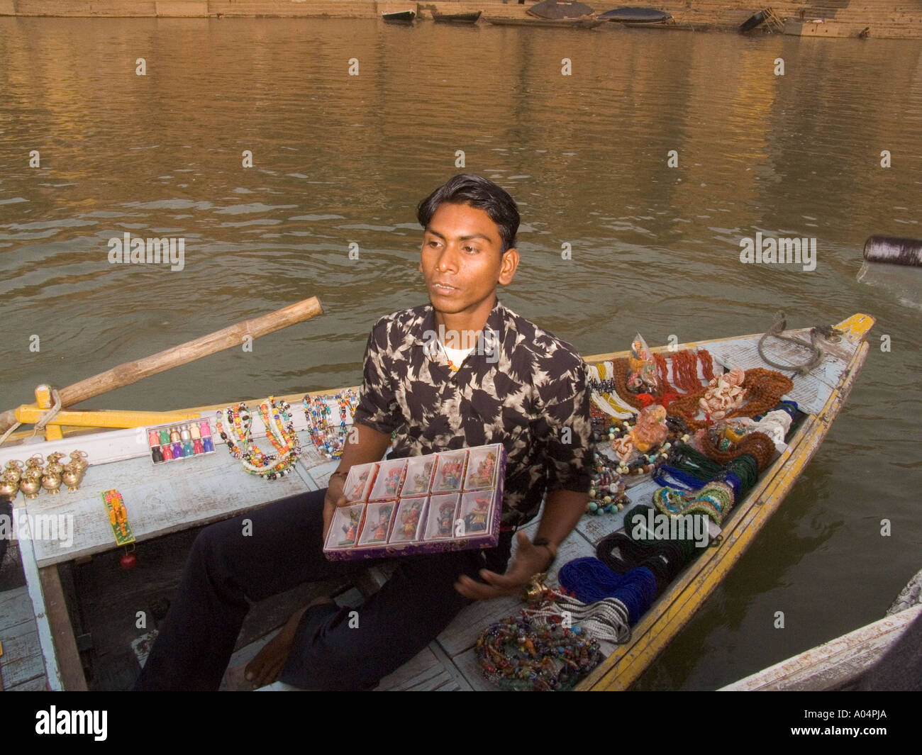 VARANASI UTTAR PRADESH Indien November Hawker versucht, seine Erinnerungen an Besucher, die Reisen auf dem Fluss Ganges zu verkaufen Stockfoto