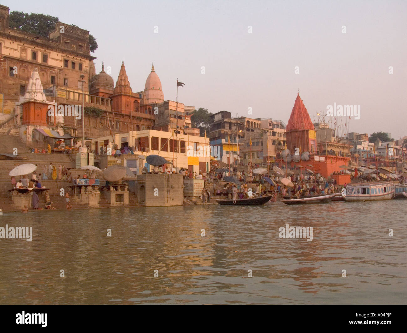 VARANASI UTTAR PRADESH Indien November Blick auf den historischen Ghats trat Böschungen aus dem Fluss Ganges bei Sonnenaufgang Stockfoto