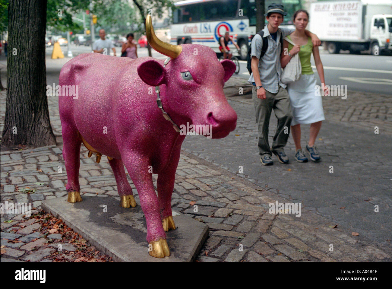 Berühmte Künstler wurden eingeladen, zu malen und dekorieren Kühe in New York City im Jahr 2000. Stockfoto