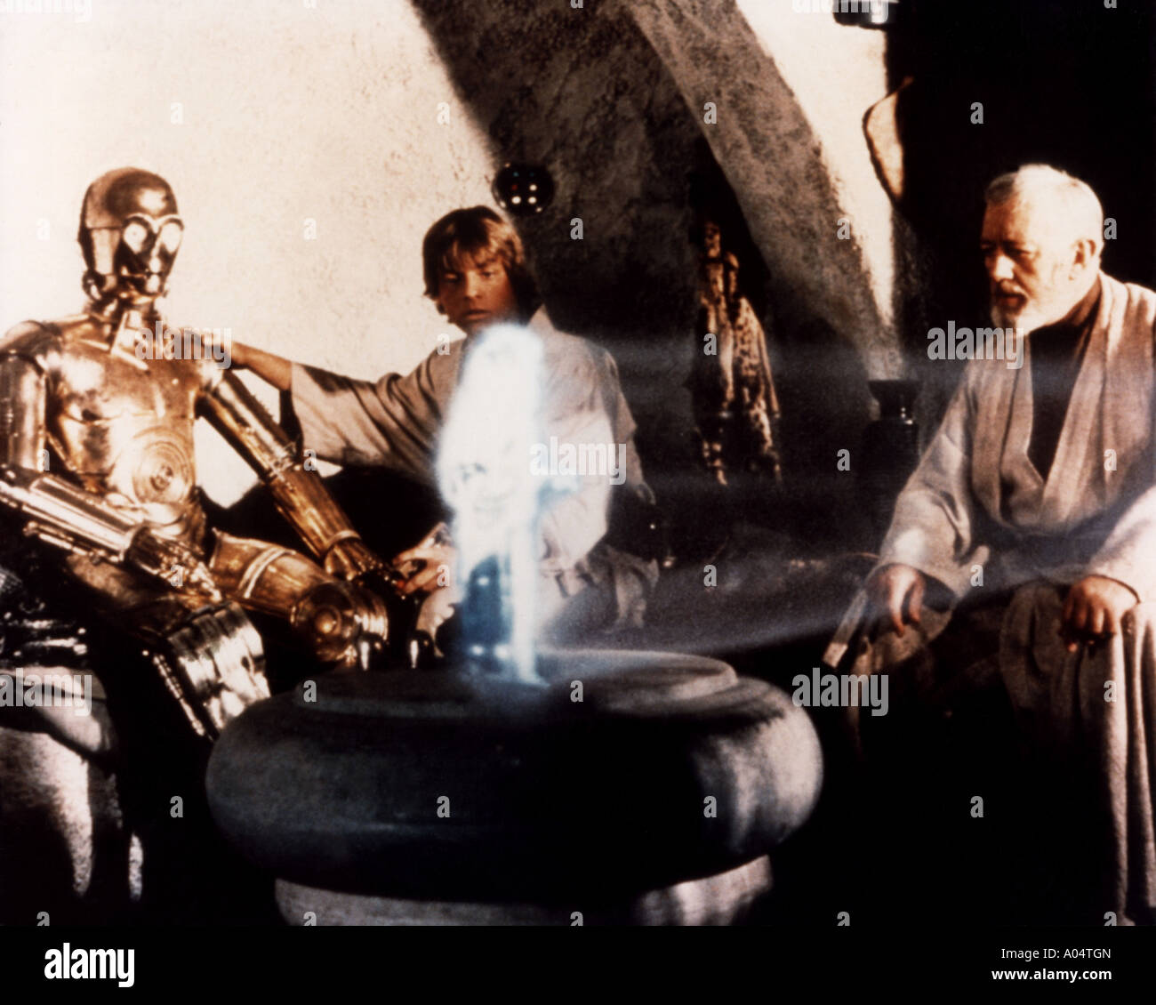STAR WARS 1977 TCF Film mit von links Anthony Daniels als sehen Threepio, Mark Hamill und Alec Guinness Stockfoto