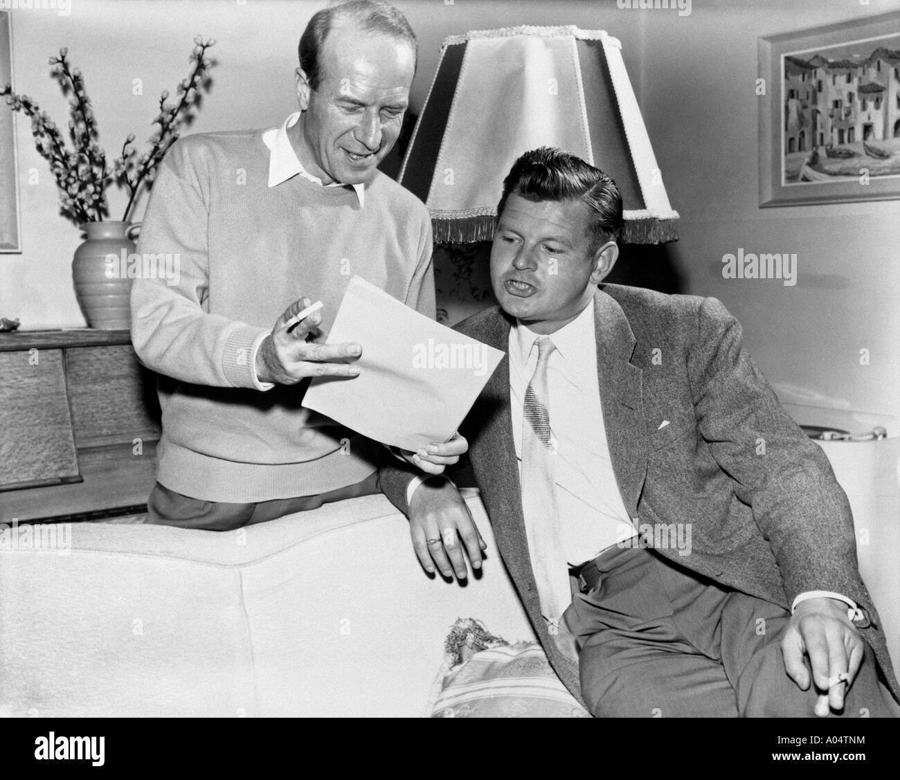 BENNY HILL UK Komiker (rechts) mit seinem TV-Produzenten Kenneth Carter im November 1958 Stockfoto