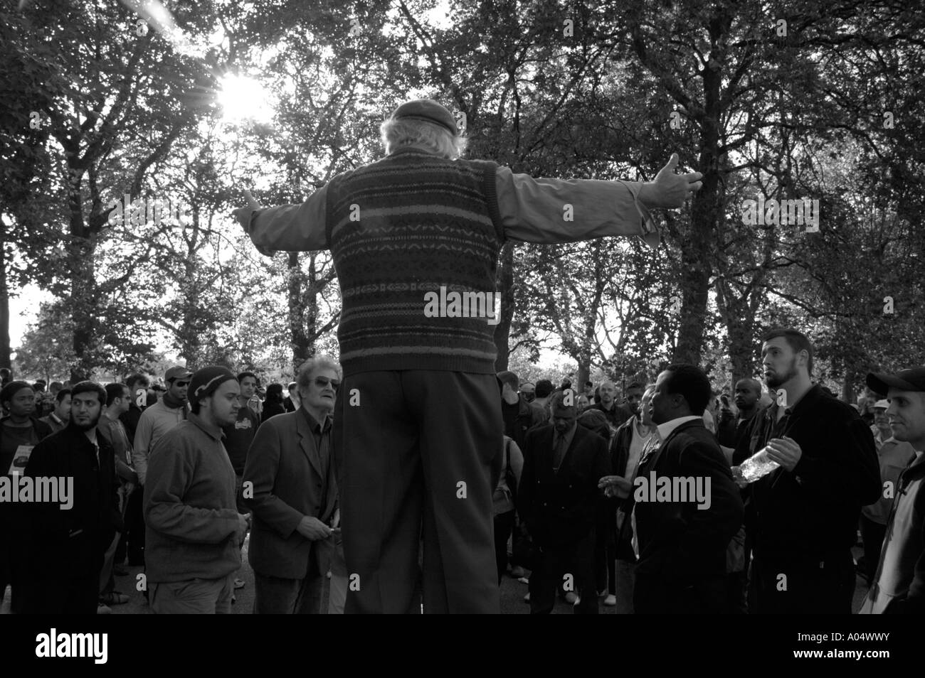 Heckansicht des evangelischen christlichen Prediger mit Armen ausgestreckt Adressierung einer Menschenmenge auf der Speakers Corner, London, England Stockfoto