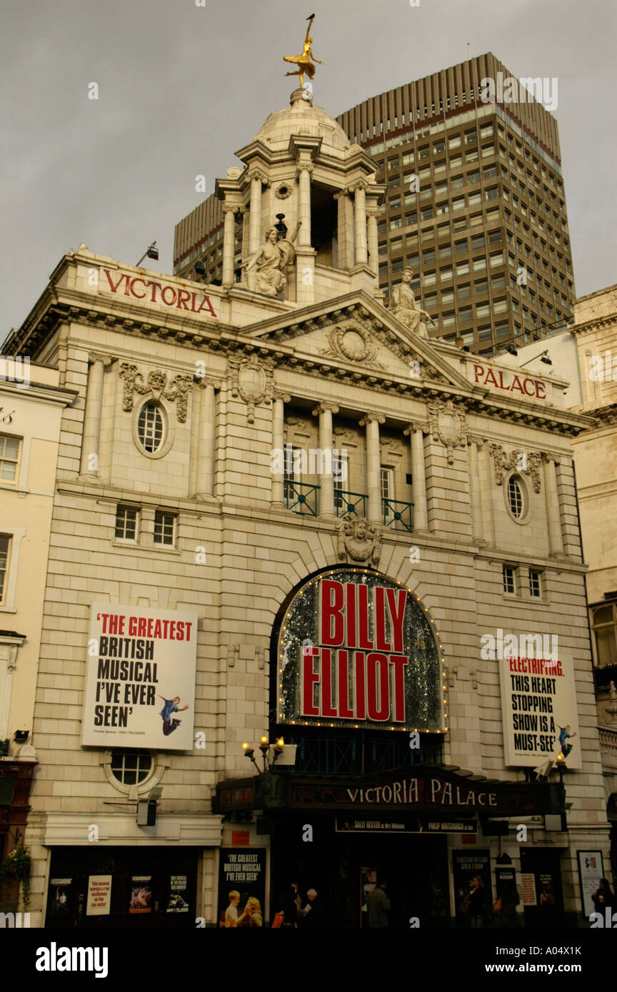 Blick auf das Victoria Palace Theatre London Stockfoto