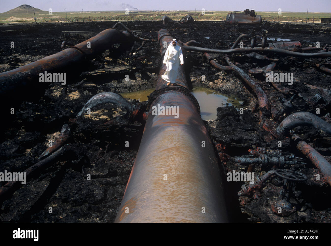 Eine kuwaitische stehend auf Öl-Pipelines bombardiert und brannte durch den Irak während des ersten Golfkriegs Stockfoto