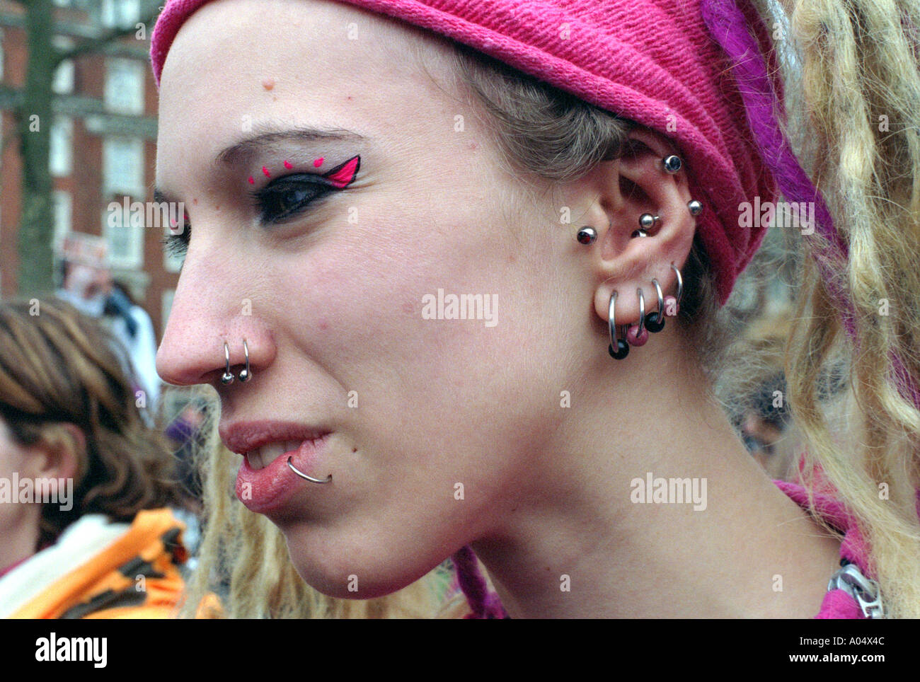 Junge Frau mit piercing und ungewöhnliche Make-up Gesicht. Stockfoto