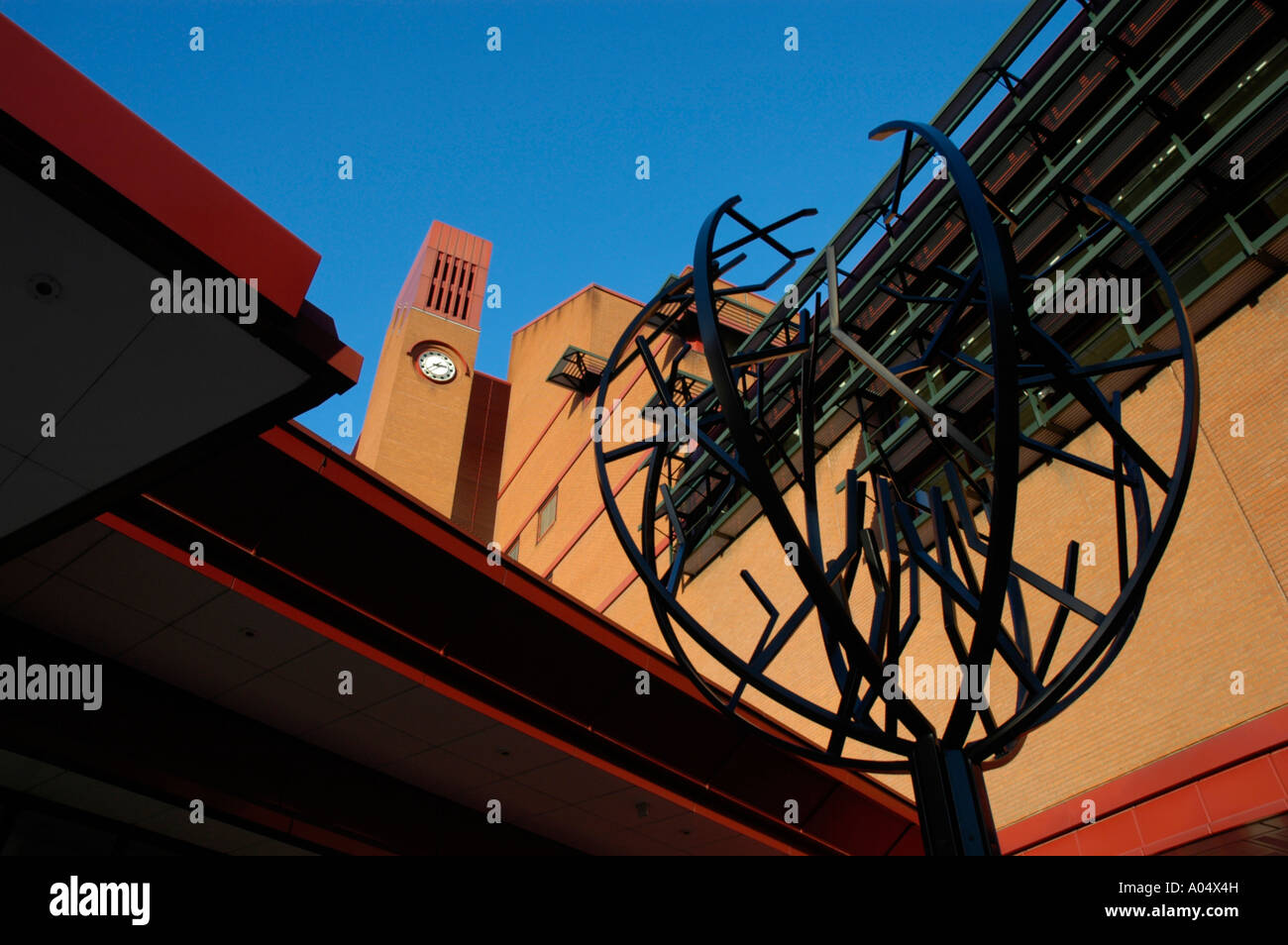 Atemberaubenden Ausblick vom British Library-Gebäude und Metall Baum Skulptur im Euston Road London England Stockfoto