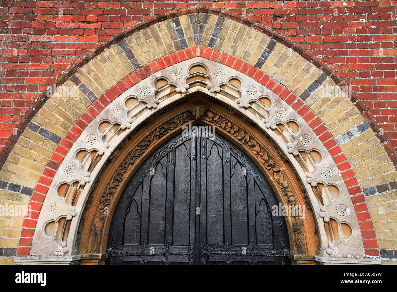 Eingang zur St. Michaels und All Angels Church in Lyndhurst New Forest Nationalpark Hampshire England Stockfoto