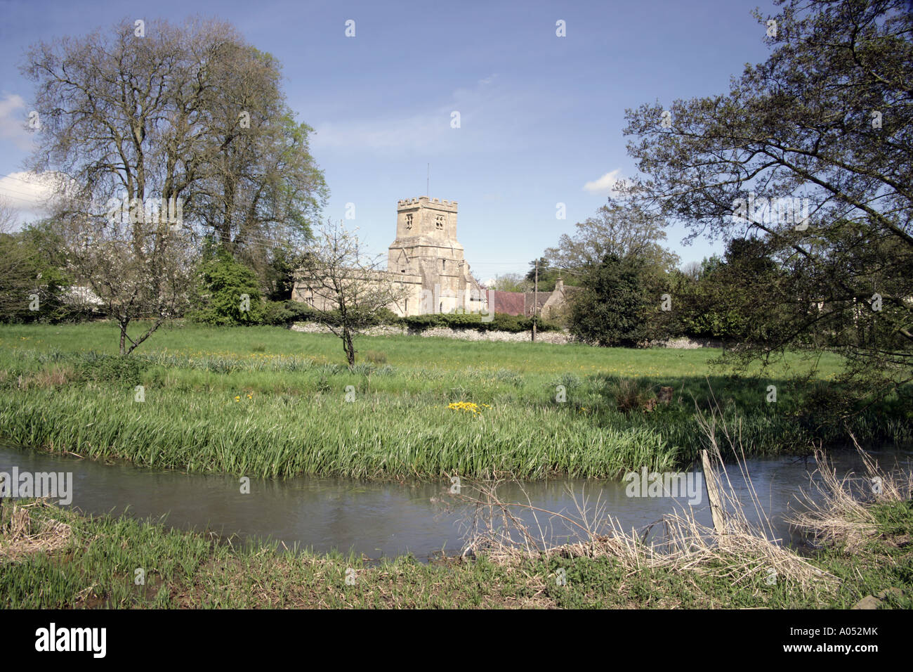 Einem frühen Frühlingstag in den Cotswolds Weiler Coln St. Dennis mit seiner Pfarrkirche in Coln valley Stockfoto