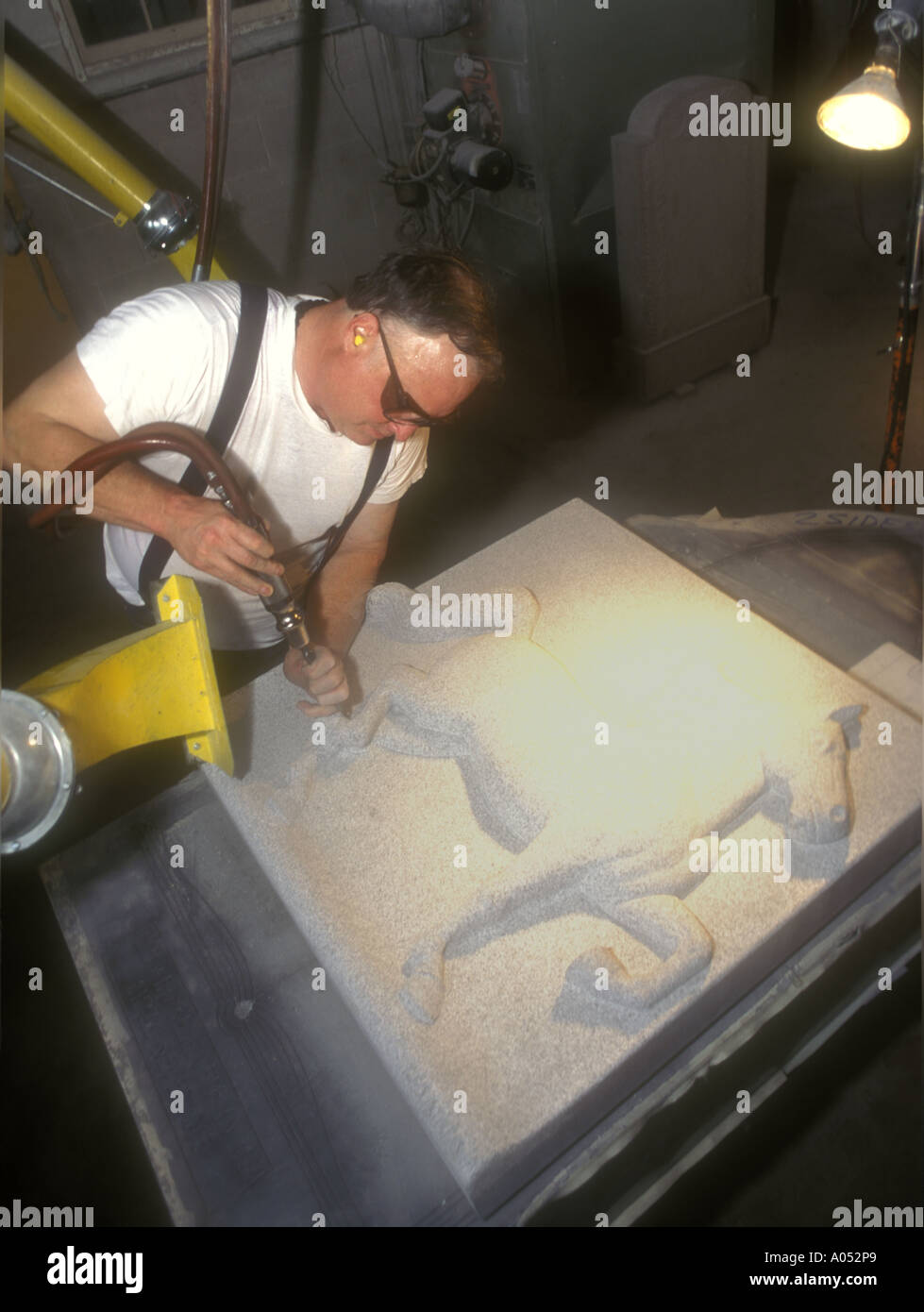 Ein Granit-Künstler schnitzt einen Granitstein in Barre, Vermont. Stockfoto