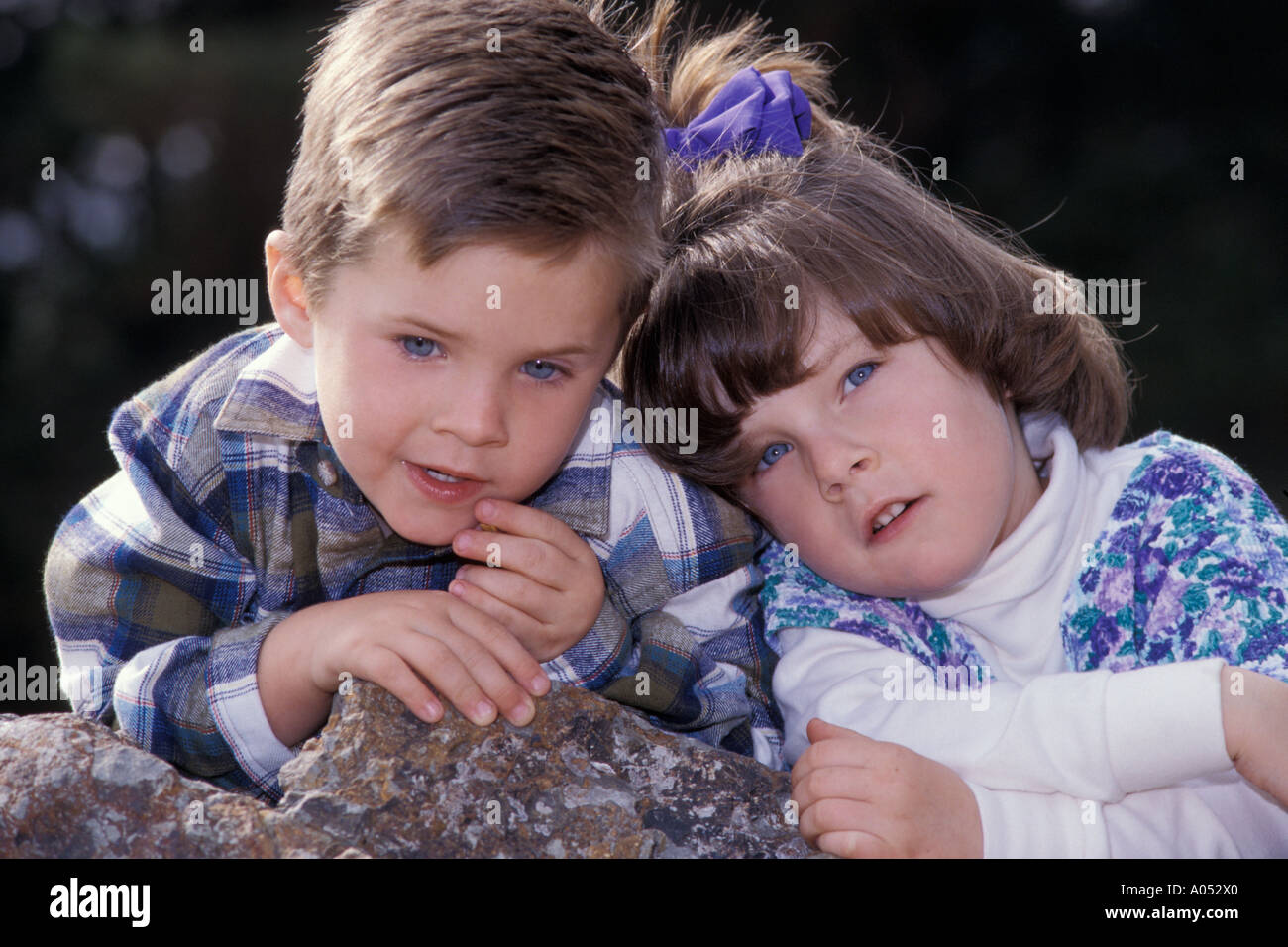 Welpe Liebe Zwischen Einem Jungen Und Einem Madchen Wie Sie Sprechen Uber Ihre Zukunftigen Traume Zusammen Und Machen Plane Stockfotografie Alamy