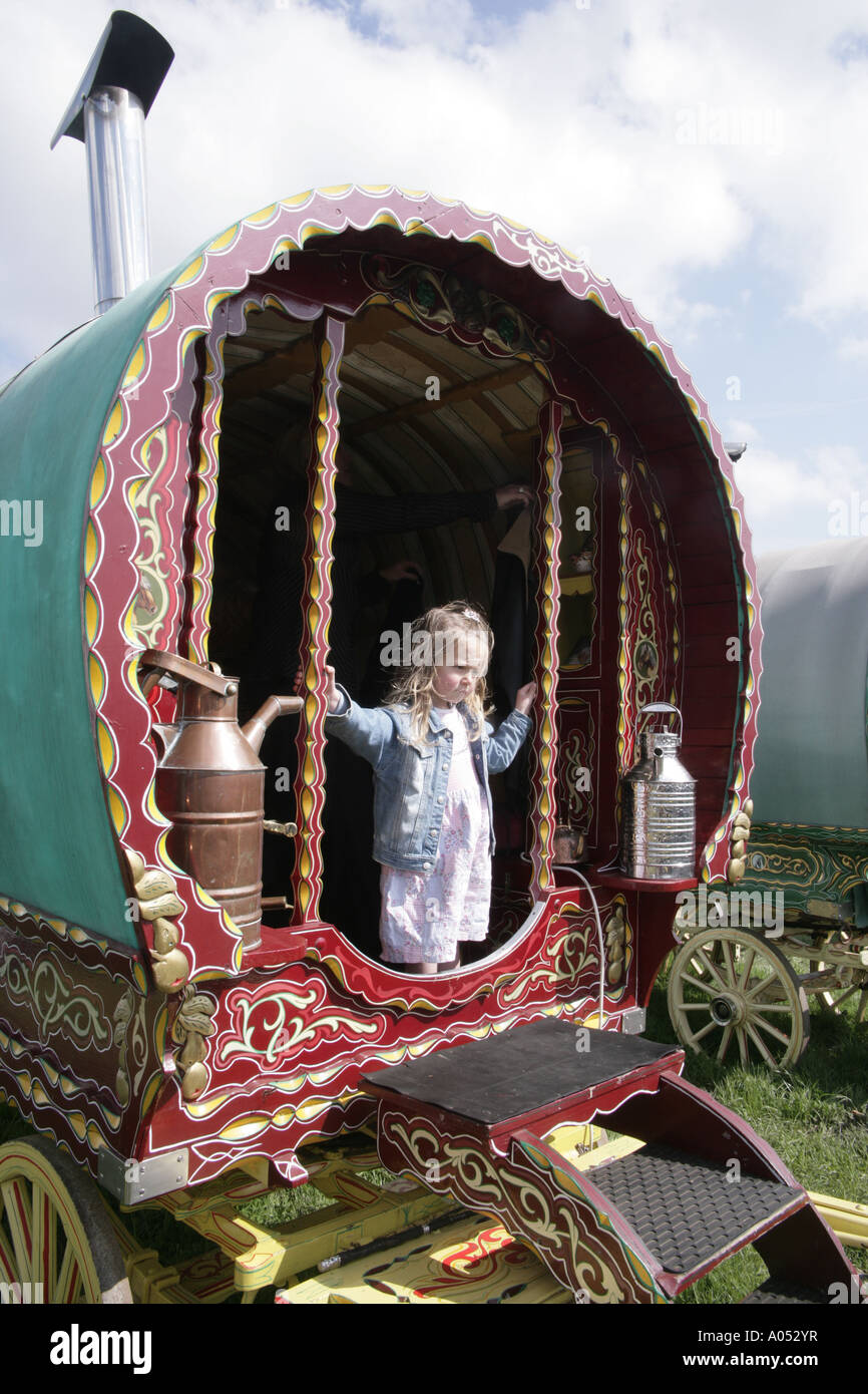 Ein junges Mädchen in der Tür ein Zigeunerwagen in Stow Pferdemesse findet zweimal jährlich in den Cotswold in Stow auf der würde Stockfoto