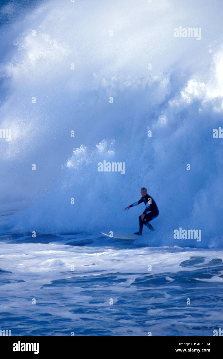 Surfer Surfen eine riesige Welle entlang der kalifornischen Küste mit Spray im Rücken Stockfoto