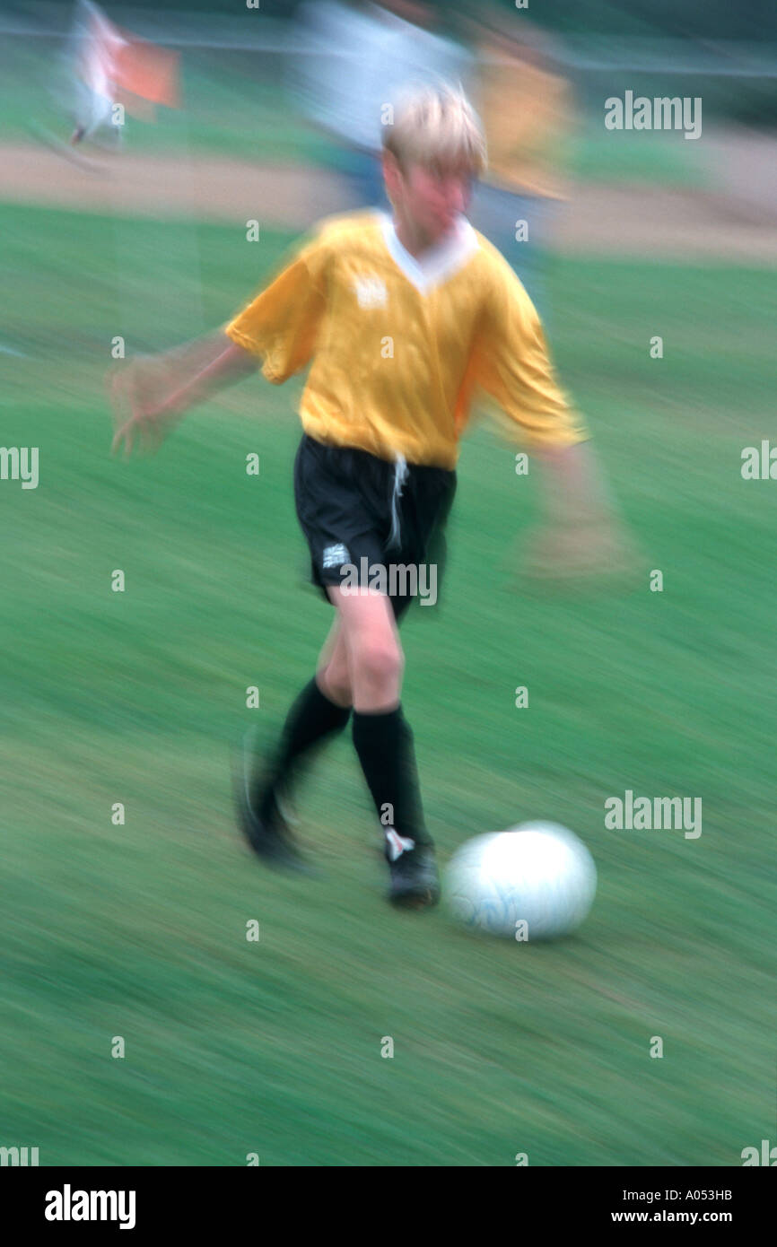 Fußball-Spieler den Ball während des Spiels einer Fußball-Spiels versuchen, ein Tor zu erzielen Stockfoto