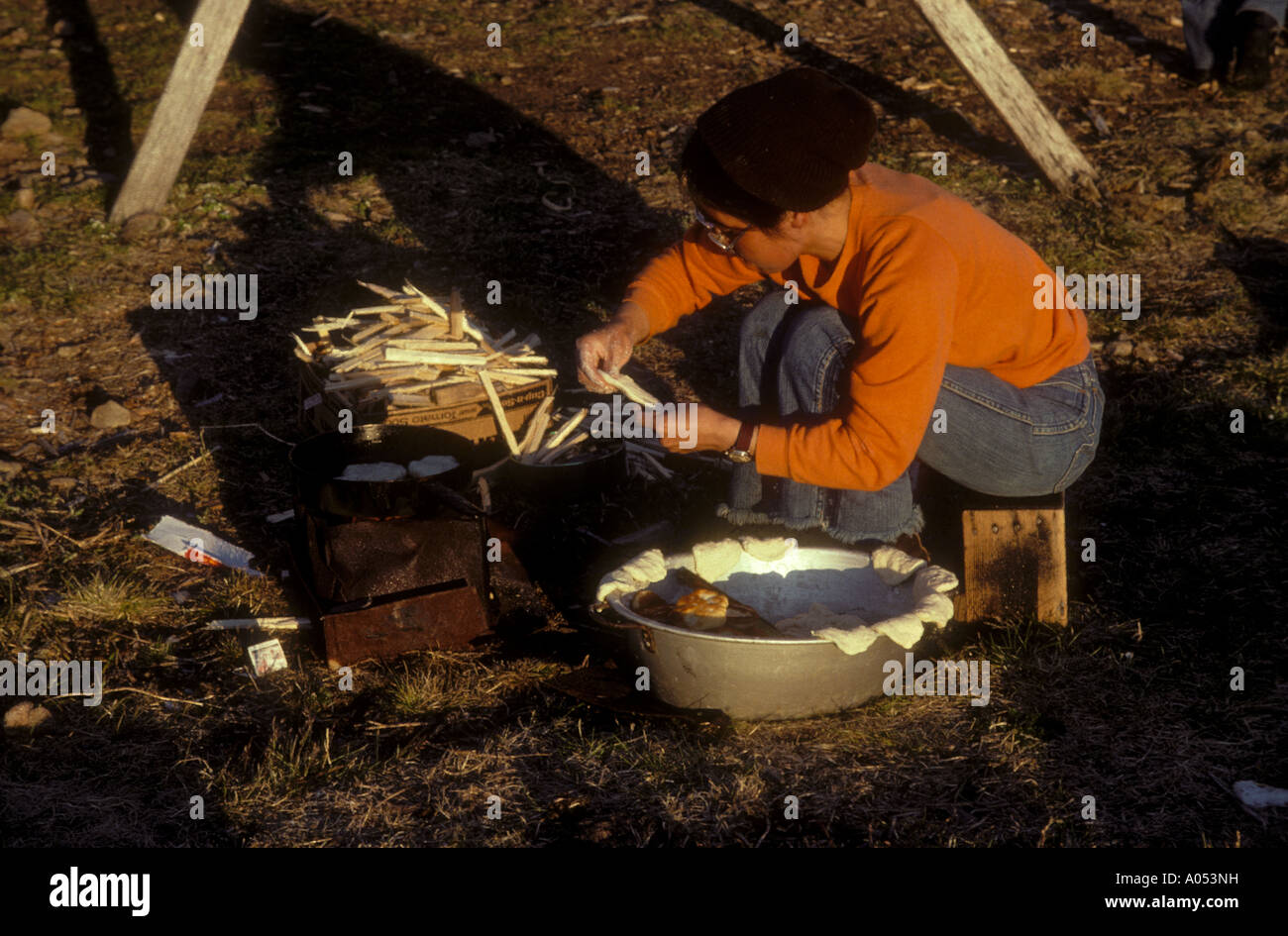 Violet Slwooko Lotscher Kochen Bannock Brot auf outdoor-Kocher. Sankt-Lorenz-Insel; Beringmeer, Alaska Stockfoto