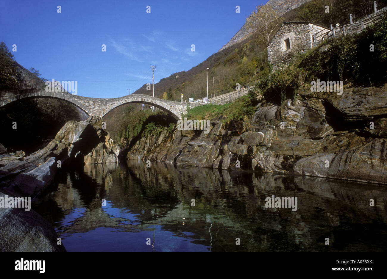 Alte historische Brücke über Vercasca Fluss in Lavertezzo Tessin oder Tessin Schweiz Stockfoto