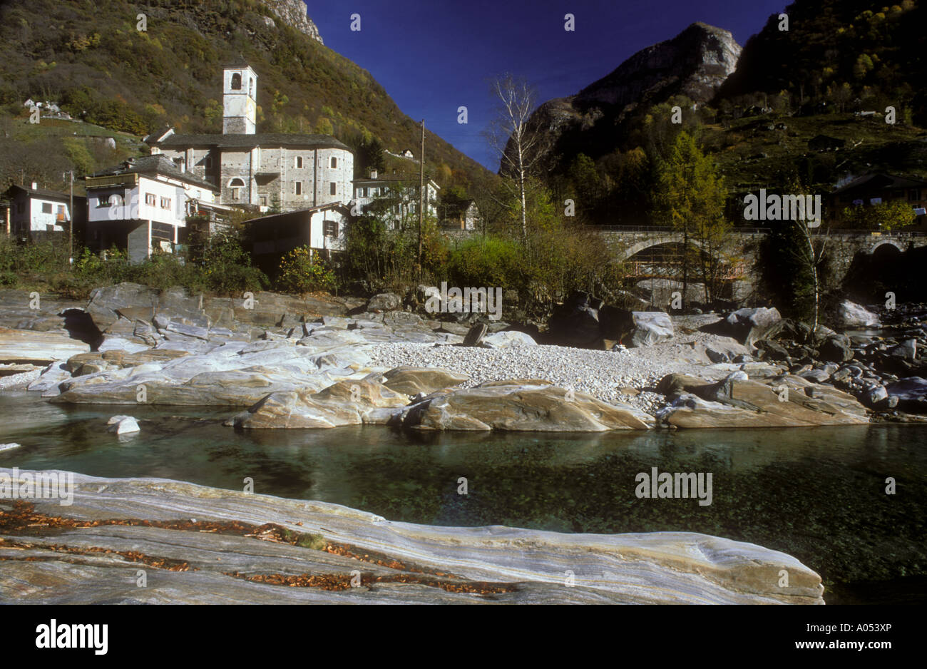 Stadt-Lavertezzo Verzasca Fluss Tessin oder Tessin Schweiz Stockfoto