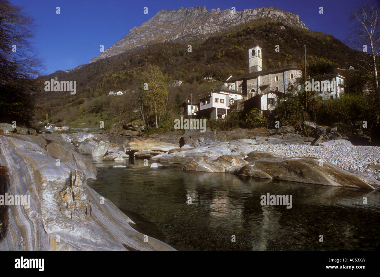 Stadt-Lavertezzo über Verzasca Fluss Kanton Tessin oder Tessin Schweizer Alpen der Schweiz Stockfoto