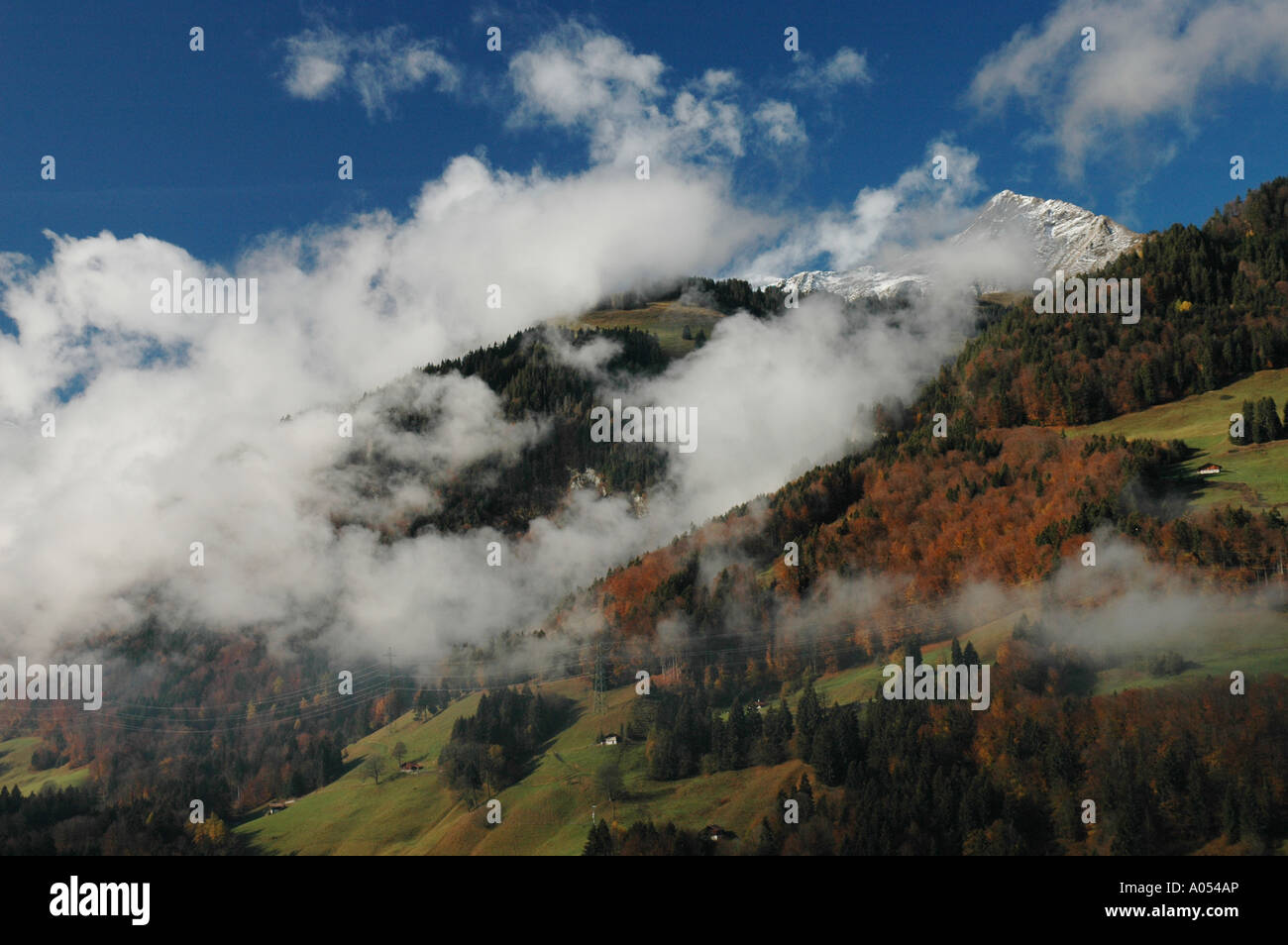 Nebel heben über Kandervally Kandertal im Reichebernese Oberland Berner Alpen Niesen Berg Kette Herbst Schweiz Stockfoto