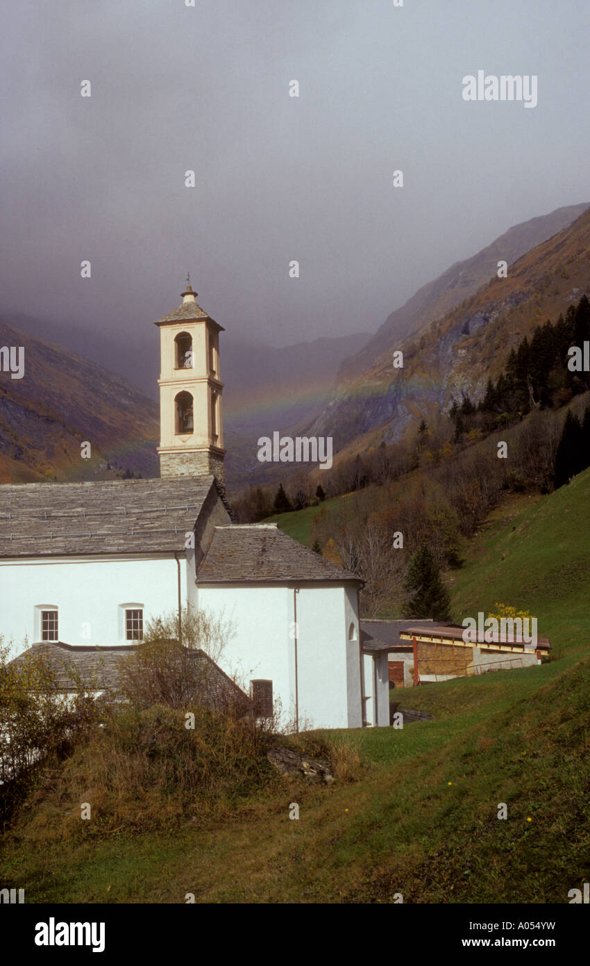 Kirche in Aquilesco mit Rainbow Val di Campo Kanton Tessin oder Tessin Schweizer Alpen der Schweiz Stockfoto
