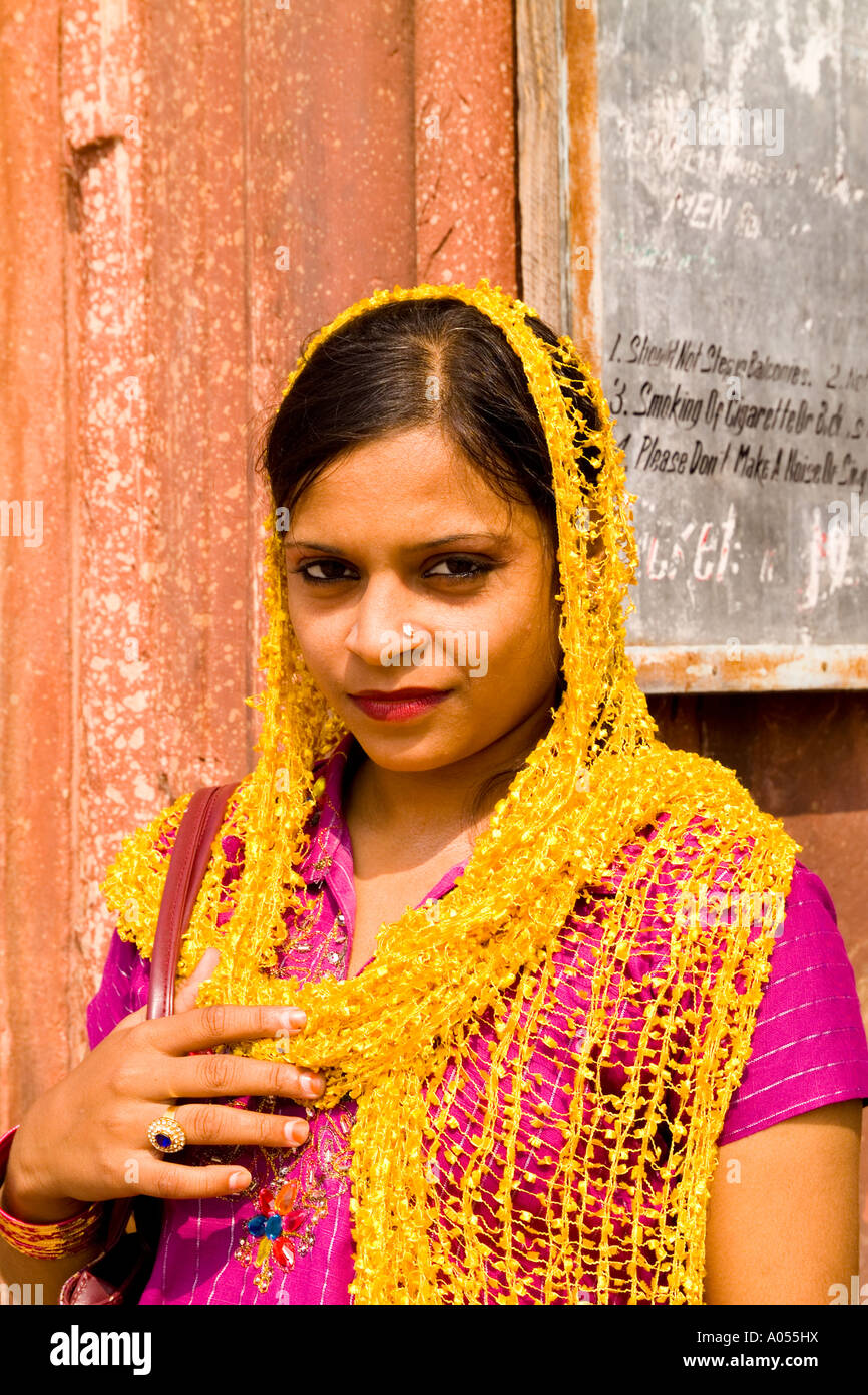 Frau im bunten Kostüm Sari in Old Delhi Indien Stockfoto