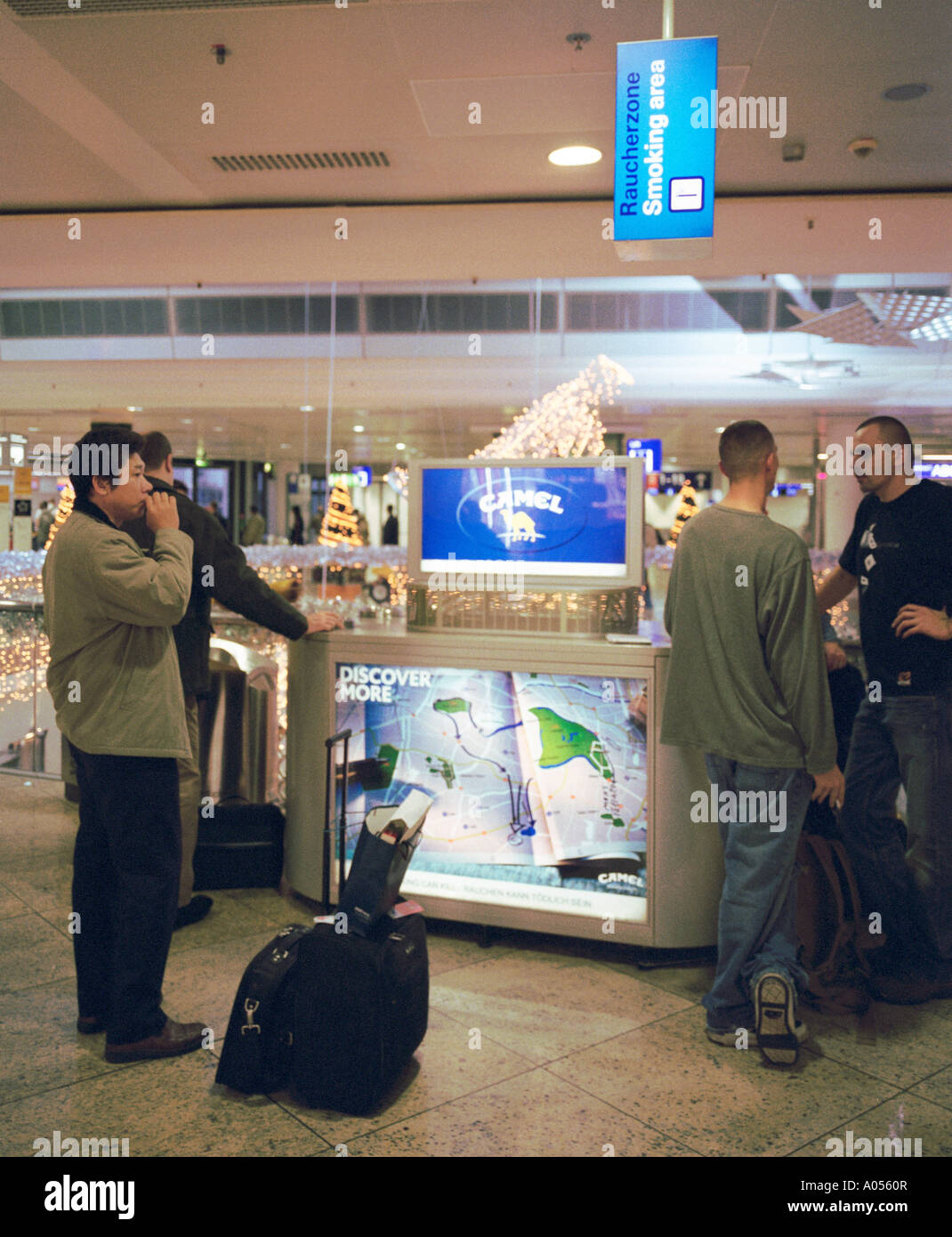 Raucher im Raucherbereich, Terminal B, Flughafen Frankfurt, Deutschland Stockfotografie Alamy