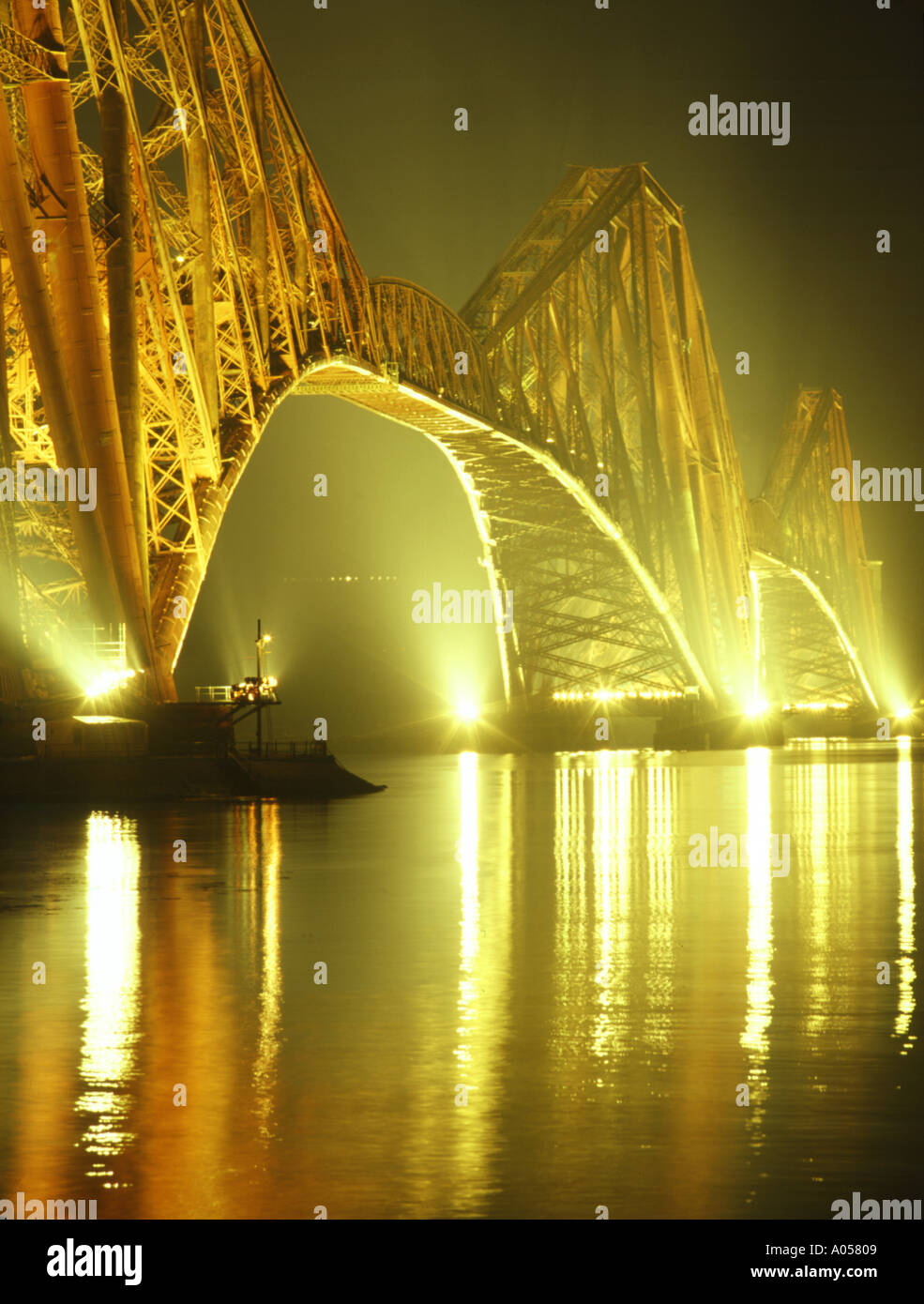 dh Forth Railway Bridge FORTH BRIDGE FORTH BRIDGE FORTH BRIDGE Flutlicht im viktorianischen Stil Cantilever Bridge Firth of Forth River bei Nacht schottland Flutlicht Dämmerungsschiene Stockfoto