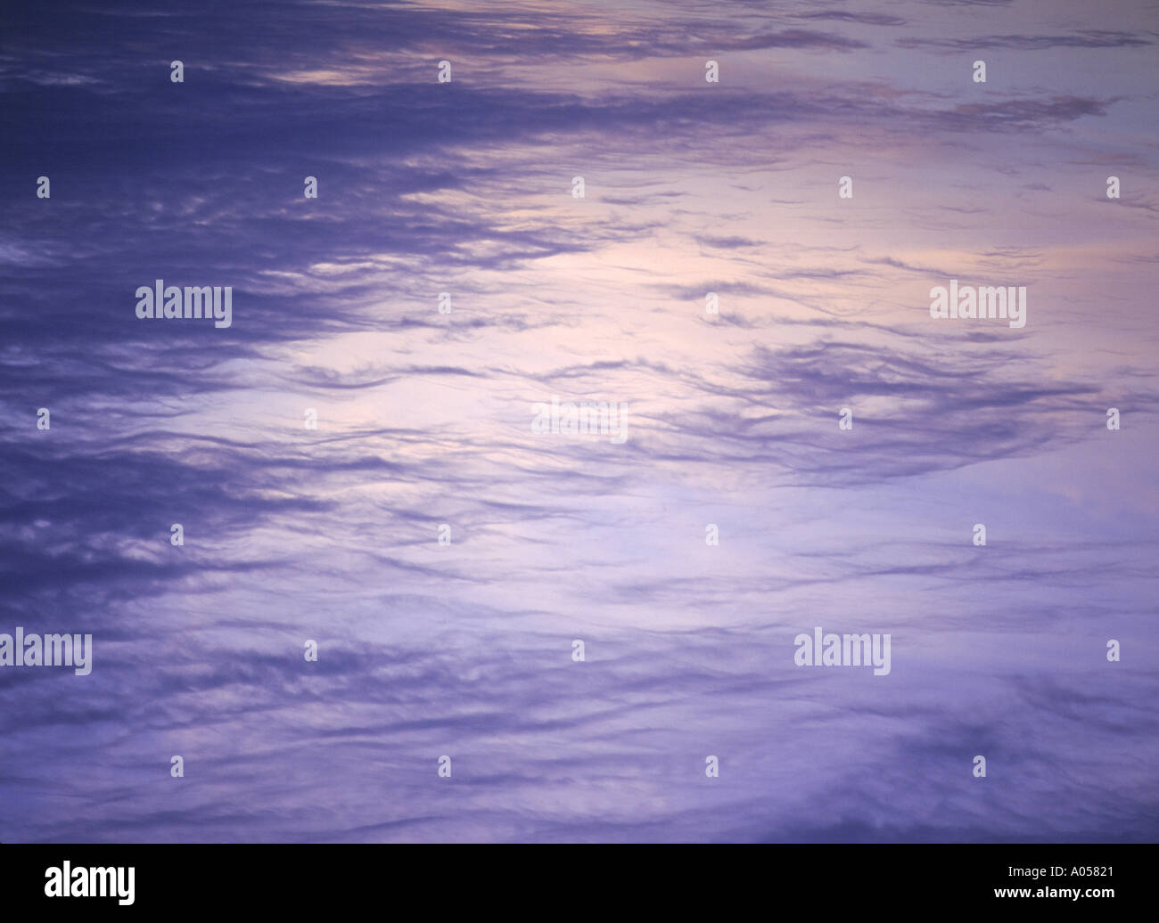 dh WOLKEN HINTERGRUND dünne schwarze graue Whispy-Wolke auf blaugelbem Himmel Orkney Copyspace Stockfoto