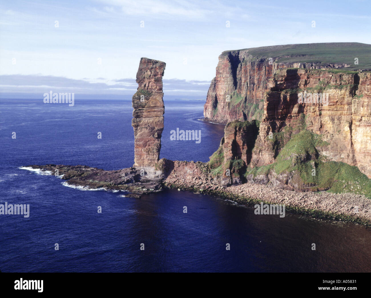 dh Sea Cliffs Coast scotland ALTER MANN VON HOY ORKNEY Seastack Red Sandstone Geology uk Wahrzeichen Klippe Basaltgestein paläozoische Ära Stockfoto