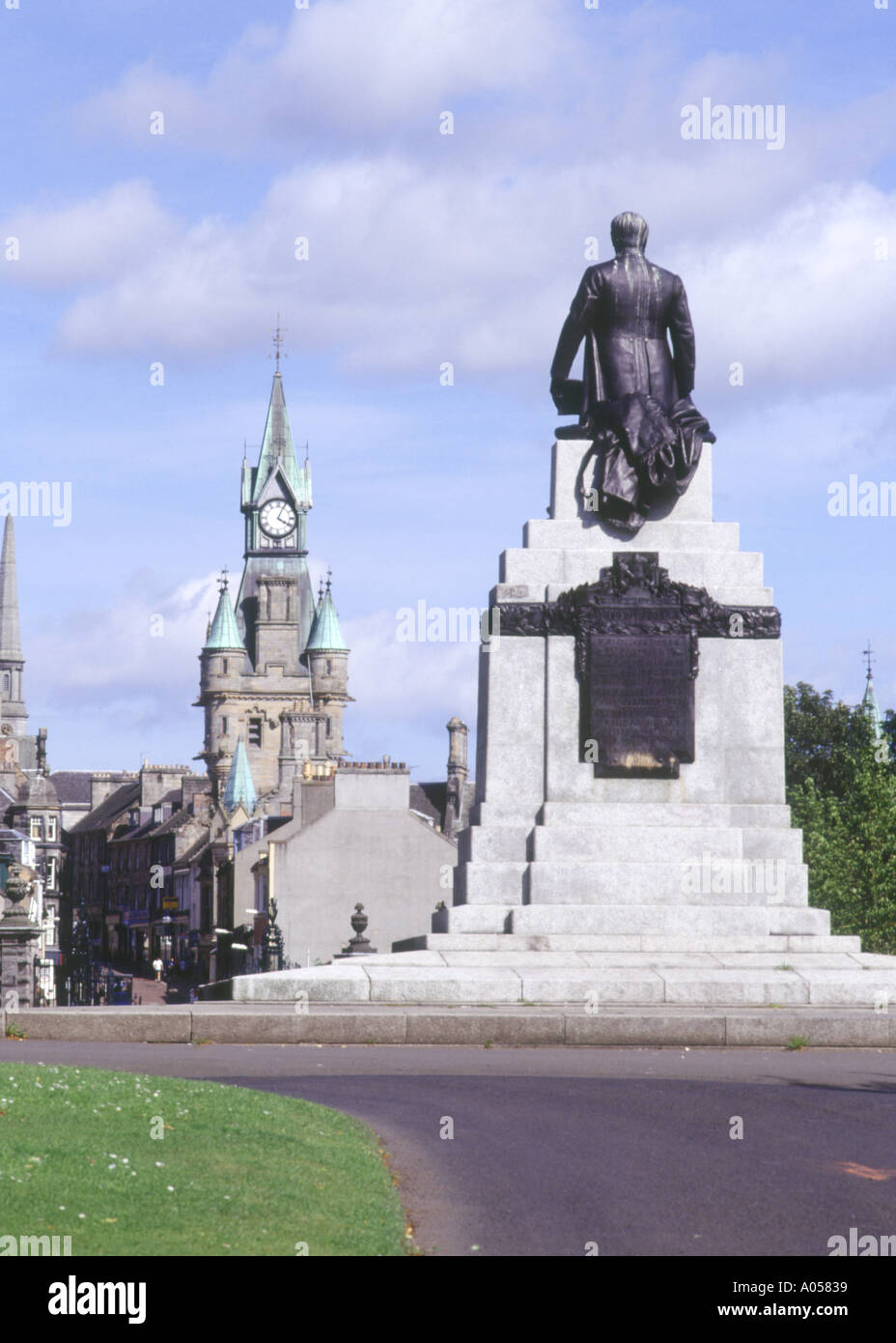 dh Andrew Carnegie DUNFERMLINE FIFE Pittencrieff Park Statue und Rathaus Uhrturm Schottland Stockfoto