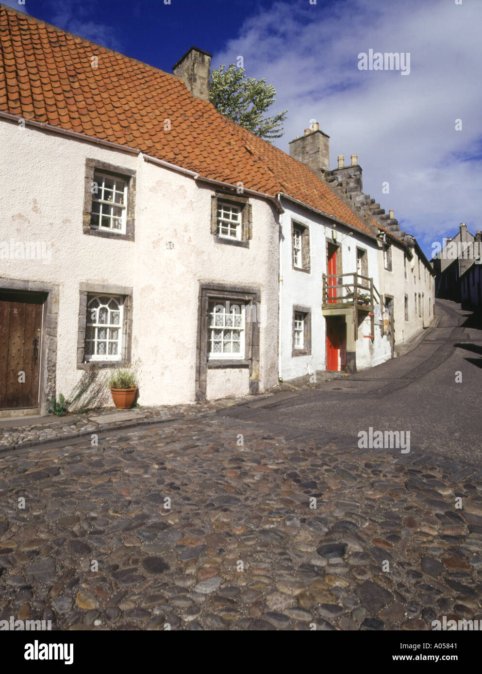 dh 17. Jahrhundert Terrassenhaus CULROSS FIFE SCHOTTLAND Weiß terrassenförmig Häuser Kopfsteinpflaster Straße scottish Dorf uk malerisch Stockfoto