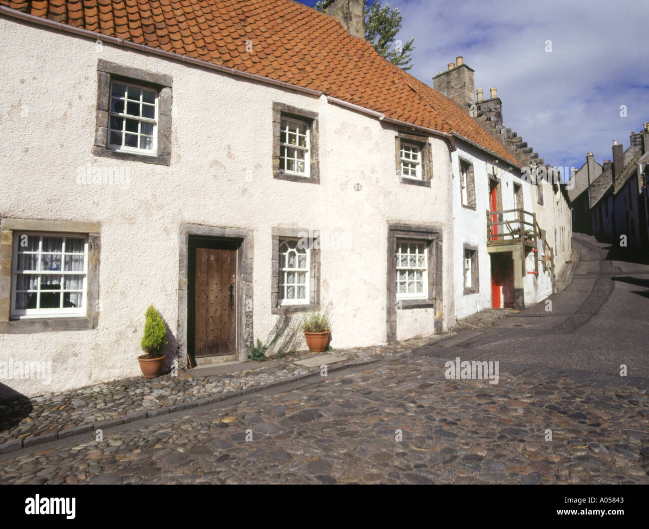 dh CULROSS FIFE weiß getünchte Häuser und Kopfsteinpflaster Straße aus dem 17. Jahrhundert Stockfoto
