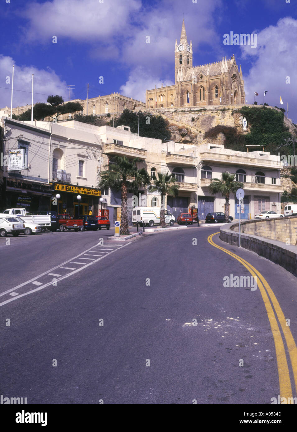 dh MGARR GOZO Hafen Dorfstraße und Bergkirche Stockfoto