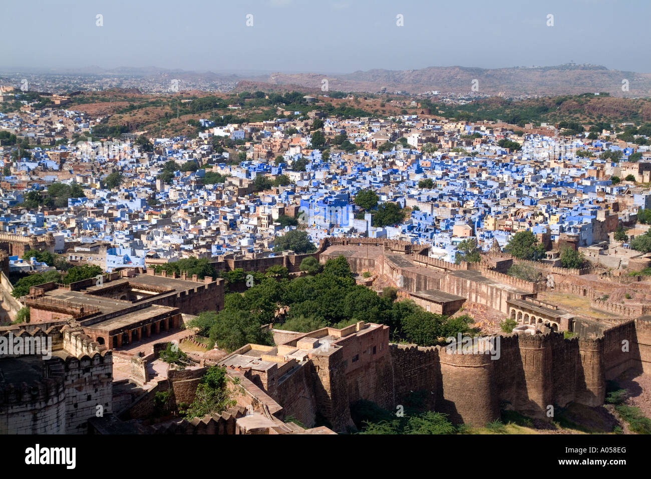 Schöne blaue Stadt Jodhpur zeigt alle blaue Gebäuden entnommen Mehrangarh Fort in Rajasthan Indien Stockfoto