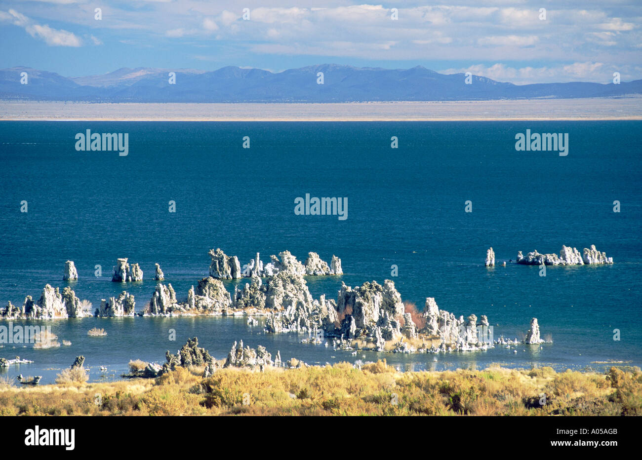 Mono Lake, Kalifornien, USA. Kalktuff-Formationen ausgesetzt durch Senkung der ursprüngliche Wasserstand im Mono Lake, jetzt ein Wasser-reservoir Stockfoto